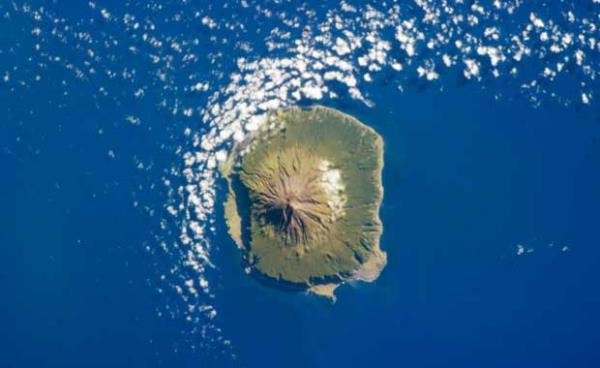 Tristan da Cunha...   <br>  Tristan da Cunha&#8217;ya en yakn kara paras 2000 kilometre uzaklkta. Bu sebepten dolay 300 ksrlk bir nfusa sahip. Balktan anlyorsanz, burada ciddi bir kariyer yapabilirsiniz. Adada havaalan yok. Kk bir liman var. 1 okul, 1 hastane, 1 postane, 1 mze, 1 pastane, 1 bar, 1 yzme havuzu var. Yeter de artar bile. Yalnz adaya girmek iin Britanya vizesi almanz gerektiini de hatrlatalm.