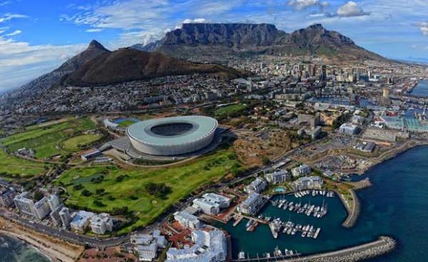 Cape Town...<br>    Gney Afrika&#8217;nn bandan ok ey geen ehri Cape Town&#8217; grnce &#8220;Ne alaka?!&#8221; demi olabilirsiniz ama aslnda srr da burada yatyor. nk bu ehir, her eye tahamml etmeyi ok iyi biliyor. Yani kyamet kopsa bile, Cape Town&#8217;da hayat devam eder.