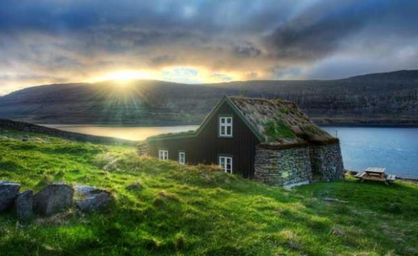 zlanda...    <br>zlanda, Avrupa&#8217;ya yakn gzkse de aslnda birok lkeden kilometrelerce uzaklkta. Bu sebeple, olas bir felaket durumunda snmak iin esiz bir nokta. Ayn zamanda denizinin ve nehirlerinin bolluu, su rnleri asndan saysz eit sunuyor. Alk sorun olmaktan kyor. Bir hatrlatma: zlanda, kresel ekonomik krizde ayakta kalmay baaran bir lkeydi.