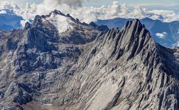 Puncak Jaya... <br>    Endonezya&#8217;nn grkemli dalar, uzaktan bakldnda ok misafirperver gzkmeyebilir. Ancak sonuta biz de hayatta kalmak iin ideal yerler baknyoruz, bu sebeple kimsenin yaamak istemeyecei Puncak Jaya, iyi bir seenek olabilir. Bu arada, dnyann en byk altn madenleri de Puncak Jaya&#8217;da. Yani giderseniz, srtnz kolay kolay yere gelmez.