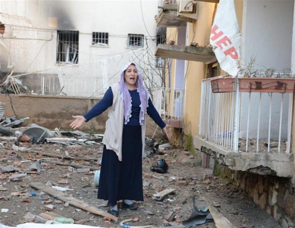 Lojman binas ile karsndaki mstakil bir evin kt ve yand patlamada, iledeki birok ev ve iyeri zarar grd. Lojman binasnda dn gece yars balayan kurtarma almalarnn da srd ilede, terristlerin DBP ile binasn atee verdii de grld. Diyarbakr Valilii, patlamada 5 kiinin hayatn kaybettiini, 39 kiinin de yaralandn duyurdu.