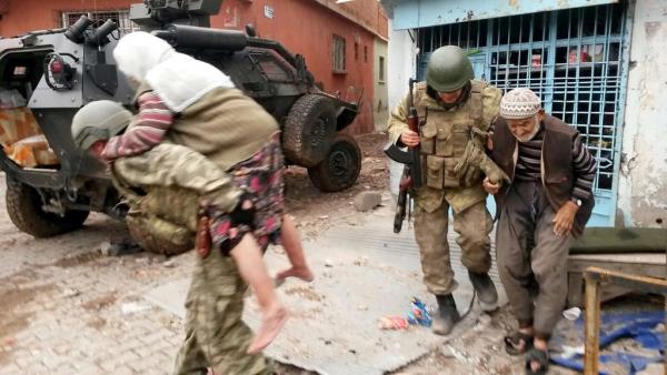 Sokaa kma yasann uyguland Cevatpaa, Fatihpaa, Dabanolu, Hasrl, Cemal Ylmaz ve Sava mahallelerinde kamu dzeninin salanmas, terr rgt mensuplarnca sokaklarda oluturulan barikatlarn kaldrlmas, hendeklerin kapatlmas ve patlayclarn imhas iin balatlan operasyon sryor.