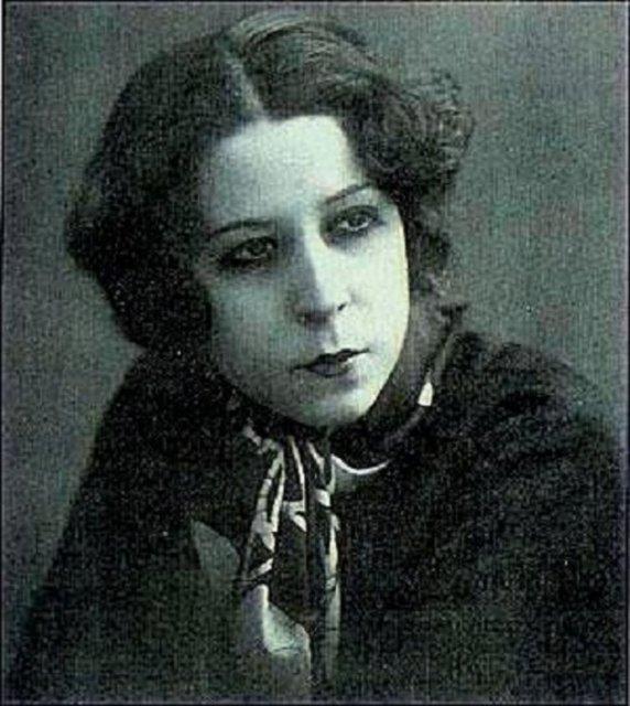 Afife Jale  <br>lk kadn tiyatro oyuncusu