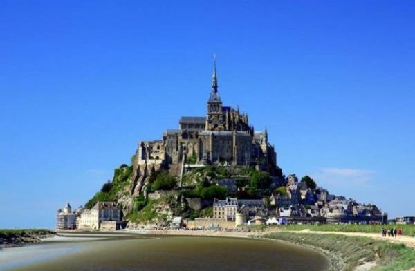 Turizmde dnya birincisi Fransa'da, Eyfel Kulesi'nin ardndan en ok ziyaret edilen ikinci sradaki Mont Saint-Michel Adas grenleri bylyor.