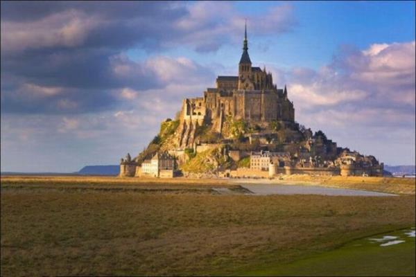 UNESCO&#8217;nun Dnya Miras Listesi&#8217;nde yer alan, Le Mont St. Michel, hayalet gibi ykselen manastryla kk bir ada.