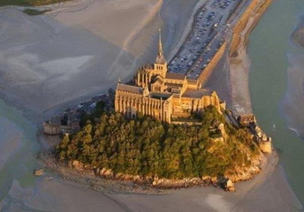 Bugn sadece 43 kiinin yaad aday karaya balayan darack yolun sabah saatlerinde okyanusun ekilmesi sonucu yeniden ortaya kmasyla turistler, bu doa ve mimari harikas mekana akn ediyor.