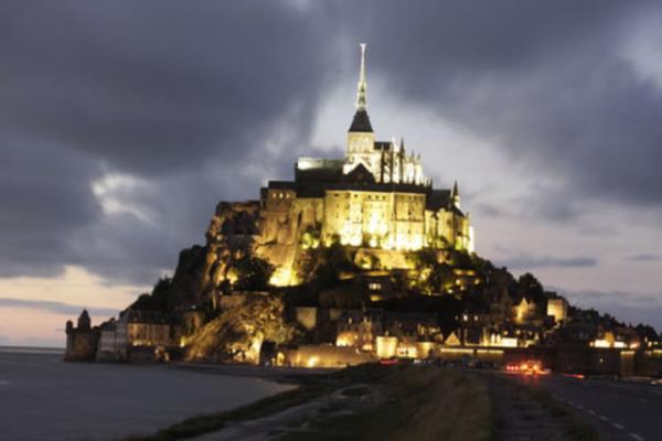 Ortaa insann yzyllar boyu heyecanlandran, umutlandran Mont Saint-Michel gnmzde sanki yaayan bir efsane.