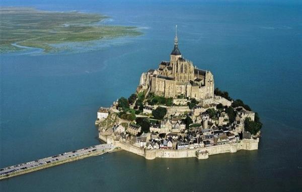 Manastrn nemli ksm mze zelliinde. Bir blmnde hl az sayda din adam yayor. Tepedeki kilisenin terasnda olaanst bir manzara bekliyor sizi.