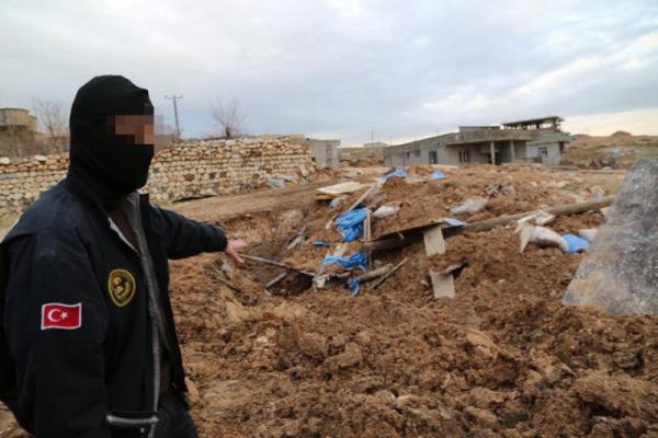 le merkezindeki tnelin baz evlerin bodrum kat ile Cudi Da eteklerine ald tespit edildi. Terristlerin, ehir merkezinden geen 1,5 metre yksekliindeki atk su kanaln da kamak iin kullandklar deerlendiriliyor.