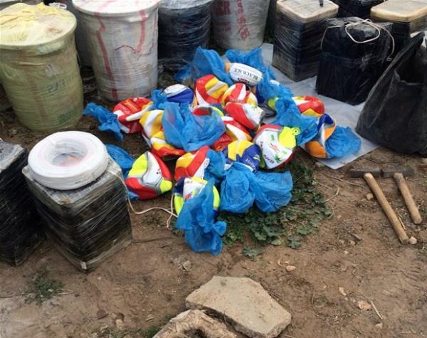 Gneydou'da devam eden operasyonlarda PKK'l terristlerin kurduklar tehlikeli tuzaklar da ortaya karlyor. Dargeit'teki operasyonlarda ele geen eitli mhimmat ve malzeme arasnda patlayc haline getirilmi voleybol toplar da bulundu.