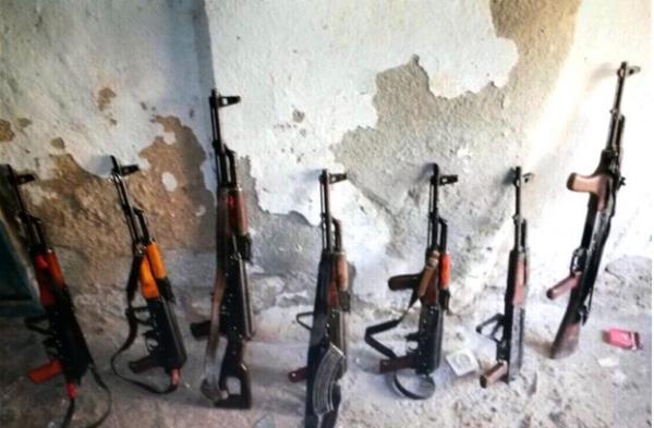 Genelkurmay Bakanl'ndan yaplan aklamada, rnak'n Cizre ve Silopi ile Diyarbakr'n Sur ilelerinde devam eden operasyonlarda iki PKK'l terristin ldrld, be PKK'lnn da sa ele geirildiini bildirdi. Dargeit'te devam eden operasyonda, 30 bidon halinde 2 ton el yapm patlayc, 14 el bombas ile el yapm patlayc haline getirilmi 10 voleybol topu da ele geirilen mhimmatlar arasnda yer ald.