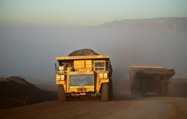 BelAZ 75600 tipi kamyon, 320 ton yk tayabiliyor ve ykl olarak 560 ton toplam arla ulayor.