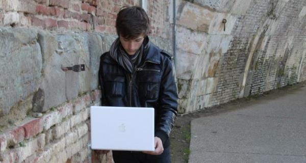 Yolda yrrken, duvardan uzanm bir USB`nin  iinde neler olduu olduka ilgi ekici ve merak uyandrc.