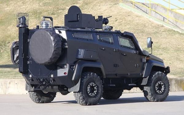 Tamam zrh sacndan retilmi personel kabini ile farkl tehditlere kar salad st seviye personel korumasna ilave olarak; geni i hacmi ve koltuk ara mesafeleri, ergonomik tam boy koltuklar, sspansiyonu ve snfndaki en byk lastik ebad sayesinde personel konforunu da en st seviyede tutuyor.