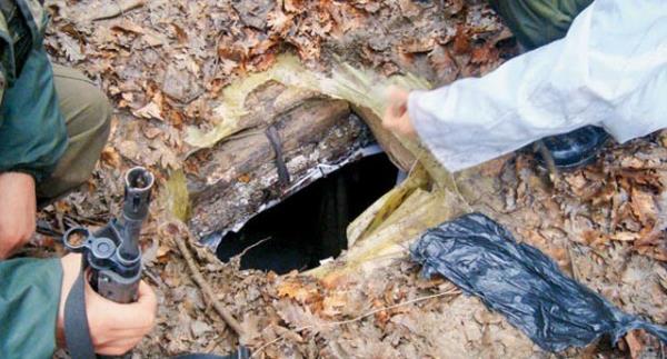 gal edilen evlerin duvarlarna namlu geniliinde alan deliklerden polis ve askerlere ate edilirken ok sayda polisin de bu binadan ehit edildii renildi.