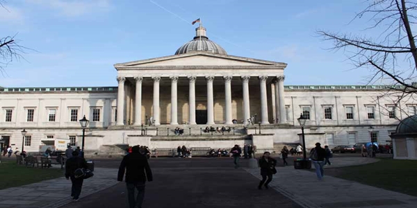 University College London'n kurulmasnn ngiliz tarihindeki nemi ok byktr. Zira o dneme kadar ngiltere'de sadece Oxford niversitesi ve Cambridge niversitesi mevcuttu. Bu niversiteler ayrmc bir yaklamla ngiliz Kilisesi'ne ye olmayanlar kabul etmemekteydiler. University College London'n kurulu sebebi de bu ayrmcla bir son vermek, her dinden insana yksekretim imkn salamakt. Bu nedenlerle Birleik Krallk'n ilk laik eitim kurumu olarak bilinir.    Bu ilke ile hareket eden niversite byk ilklere imza atmtr. rnein ilk Japon renciler UCL'de renim grp kendi lkelerine dnm, orada modern Japonya'nn yaplanmasnda nemli rol stlenmilerdir. Ayrca ngiltere'de kadn rencilere erkeklerle eit hakta renim imkn tanyan ilk niversitedir.    niversitenin ana kamps Santral Londra, Gower Street'tedir. zellikle tp dalnda n yapmtr.