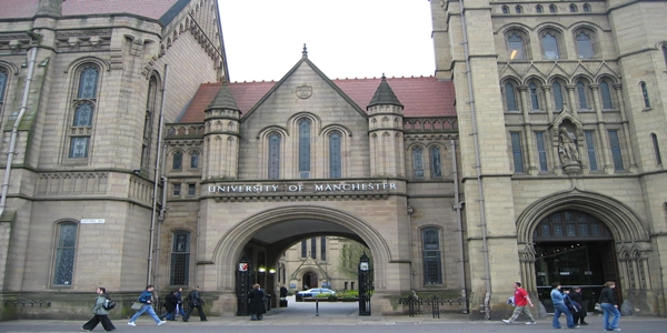 Manchester niversitesi 22 Ekim 2004 tarihinde The Victoria University of Manchester ve The University of Manchester Institute of Science and Technology (UMIST) niversitelerinin birlemesiyle oluturulan bir kurumdur. Bu birleme ile Manchester'n en byk niversitesi olan okulun kamps btn ehire yaylmtr. ki niversitenin birleimi Britanya kraliesi II. Elizabeth tarafndan da onaylanmtr. Kralie bizzat bunun iin ehire gelmi ve niversitenin alna katlmtr. ok sk rastlanmayan bu tr bir ziyaret niversiteye ngilizler gznde byk prestij kazandrmtr. Manchester niversitesi ngiltere'nin ve dnyann en iyi aratrma niversitelerinden biridir.