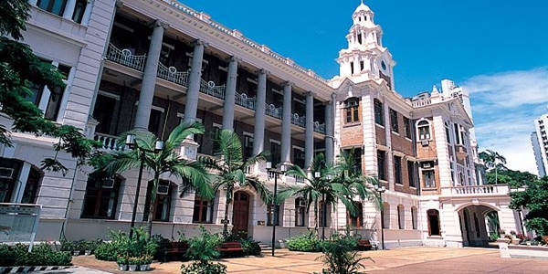 Hong Kong niversitesi (ngilizce: University of Hong Kong) Hong Kong'taki en eski niversitedir. niversitenin renim dili nglizcedir. niversite 1911 ylnda kurulmu bir kamu niversitesidir. Toplam 21.000'i akn rencisi bulunan niversitenin, rencilerinin 9.000'i ykseklisans eitimi almaktadr.Okulun rengi yeildir. niversite Times Higher Education'a gre Dnyadaki en iyi 18., Asyadaki 2., in'deki en iyi niversitedir.