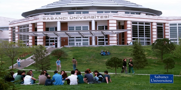 Sabanc niversitesi, 1994 ylnda Hac mer Sabanc Vakf nderliinde Sabanc topluluu tarafndan kurulma karar alnm ve Ekim 1999'da ilk rencilerini karlayarak retime balam bir vakf niversitesidir.    Sabanc niversitesi, Trkiye'de liberal bilimler tarz eitim veren tek yksek retim kurumudur. Bu sistem altnda tm renciler ilk sene bir ekirdek ders grubuna tabi tutulmakta, ikinci snfta belirli bir blme odaklandktan sonra, ikinci snftaki deneyimlerinin sonucunda ikinci snfn sonunda programlarn seebilmektedirler.