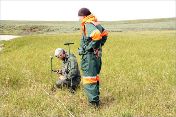 Deliin etrafnda oluan kanallar inceleyen uzmanlar, deliin bir patlamann sonucu olmaktan ok, bir knt olduunu tahmin ediyor.