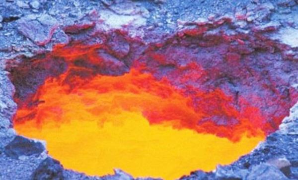 Olay yerinde inceleme yapan yetkililer atein byk bir kmr damarnn yanmasndan kaynaklann iddia etti.