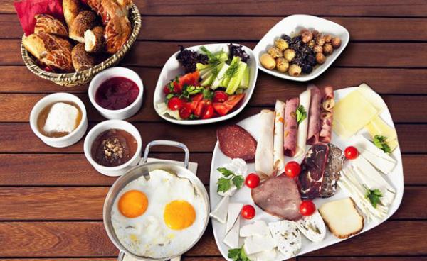 Kahvalty atlamak.  <br>  Gnn en nemli n elbette kahvaltdr. Kahvalty atlarsanz metabolizma hznz byk lde decektir.