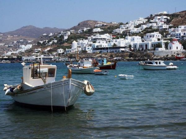 Yunan Adalar, Yunanistan<br>    Yunan ekonomisinin iyi bir durumda olmad aikar. Atina'nn turistlere sunmak iin ciddi bir tarihi dokusu var. Adalara feribot ulamnda herhangi bir sknts olmamas Yunan Adalar'n tamamiyle grmenizi salyor. Pitoresk Santorini grmeyi ihmal etmeyin. nl Mykonos, Zakynthos, tarihi Ithaca, Syros, tabii ki en byk adas olan Girit'i kesinlikle grmelisiniz.