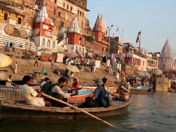 Ganges River Cruise, Hindistan  <br>  Saraylar, uzak kyler ve tapnaklar ile kalabalk ehirlerin dnda byk bir deneyim Hindistan... En nemlisi Hindistan'n kutsal sayd nehrini gezmeyi unutmayn.