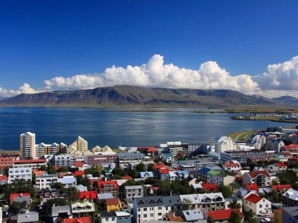 Reykjavik, zlanda    <br>zlanda'da Kuzey Iklar ve Blue Lagoon gibi kartpostallk mkemmel yerler gnlk geziler iin harika bir balang noktasdr. stiyorsanz, rent a car, Altn gen (deitirilmi bir srm zlanda evre yolu) yaplabilir ve zlanda'nn keyfini karabilirsiniz.    Rehberli tur maceraclar iin, srt antal ve yalnz seyahat edenler iin ise mkemmel bir yer. Bir toplant olarak bilinen Laundromat Cafe'de bir yemek yemeyi ve kitap okumay sakn unutmayn