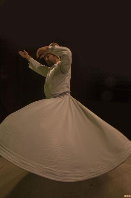 Toprak insan, akla gklerden geer, Ak yznden, Tr ki comu raks eder.