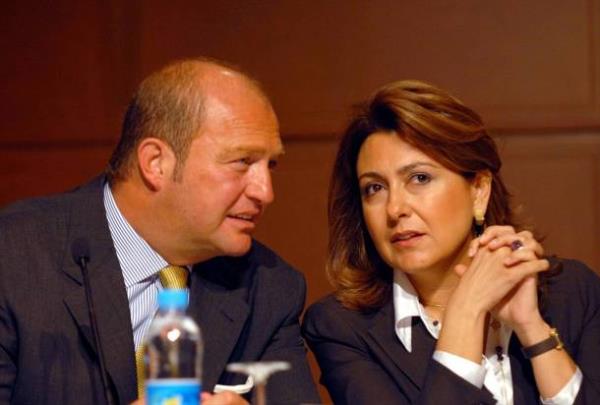 Ko, Trk Sanayicileri ve adamlar Dernei'nin (TSAD) toplantsnda dnemin TSAD Bakan Arzuhan Doan Yalnda ile grlyor.