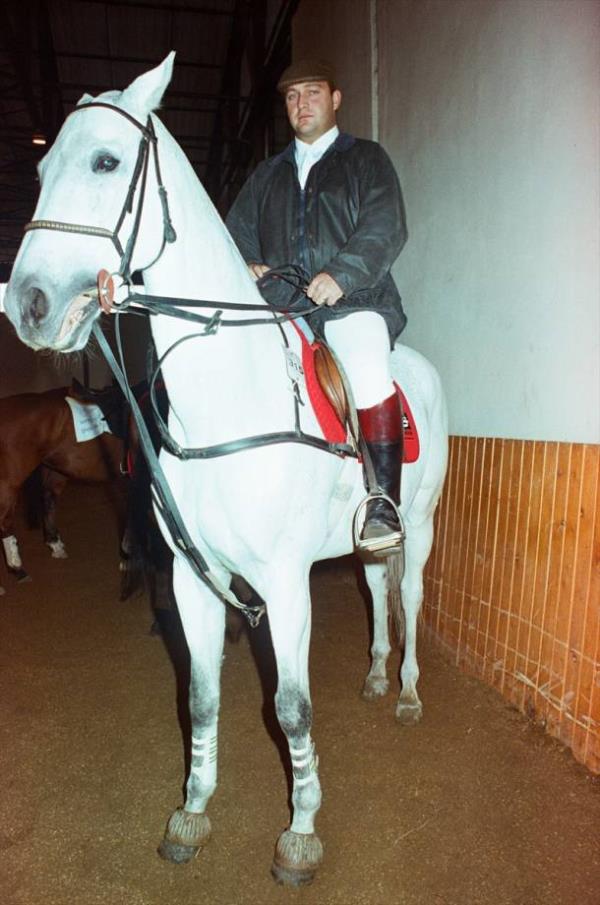 1907 Fenerbahe Dernei Bakan Mustafa Ko, 23 Ekim 1994'te atyla birlikte grlyor.