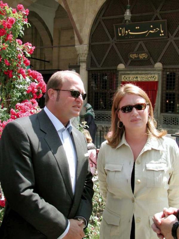 Ko, 18 Haziran 2003'te ei Caroline Ko ile birlikte Mevlana Mzesi'nde grlyor.