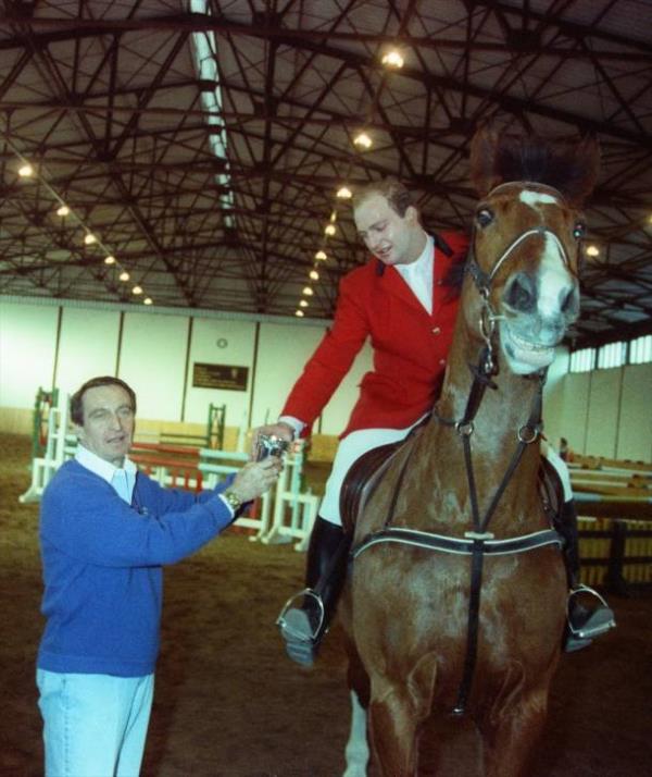 Ko, 16 ubat 1992'de zmir'de dzenlenen "mutluluk kupas" treninde babas Rahmi Ko'un elinden dln almt.