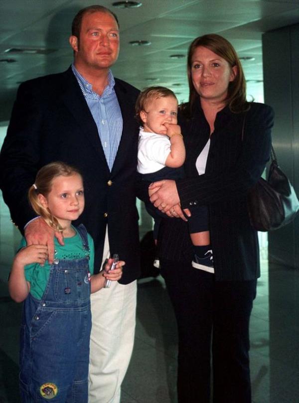 Ko, 18 Mays 2002'de ABD'de geirdii bypass ameliyat sonras yurda dnnde ailesi ile birlikte grlyor.