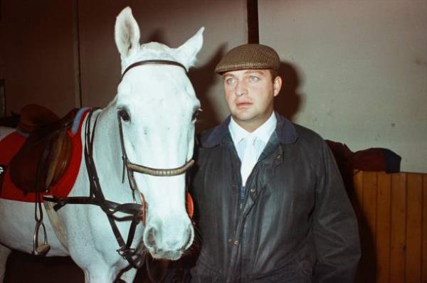 1907 Fenerbahe Dernei Bakan Mustafa Ko, 23 Ekim 1994'te atyla birlikte grlyor.