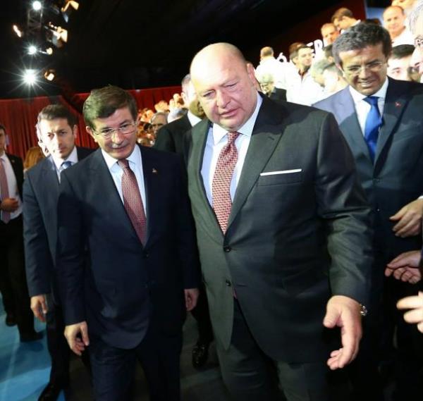 Ko Holding Ynetim Kurulu Bakan Mustafa Ko'un sevk edildii Vehbi Ko Vakf Amerikan Hastanesi'nde hayatn kaybetti. Ko, 3 Aralk 2014'te Babakan Ahmet Davutolu'nun da katld ABD&#8217;ye ticari ara ihrac dolaysyla dzenlenen trende yer ald.