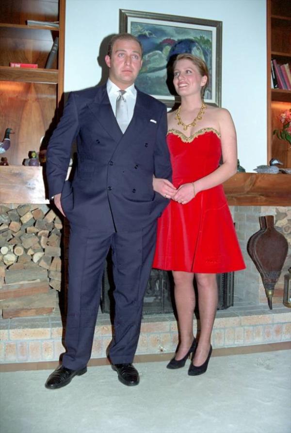 Ko, 15 ubat 1992'de nianls Caroline Giraud ile nikah treninde grlyor.