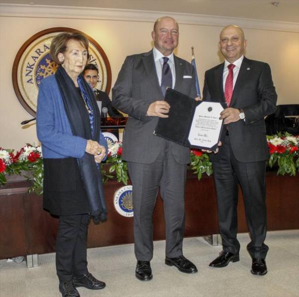 Ko, 9 Kasm 2015'te Ankara niversitesi (A) tarafndan, eitim hayatna ve niversiteye katklar dolaysyla Ko Ailesi'ne "stn Hayrseverlik Berat" verilmesi trenine iadam Vehbi Ko'un kz Suna Kra ile birlikte katld.