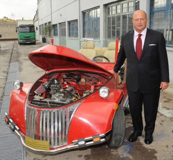 Ko, 15 Ekim 2008'de TOFA tarafndan salanan katklarla oluturulan Gvercinlik Endstri Meslek Lisesi rencilerinin yapt otomobilin nnde poz verdi.