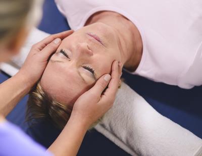 4. bask noktas yanaklarnzn gzbebeklerinizle ayn hizada olduu alt ksmlar: Yznzn bu blgesine bastrp brakn. Bu bask noktas tkanklkla mcadele etmesi iin sinslerin almasn salar.