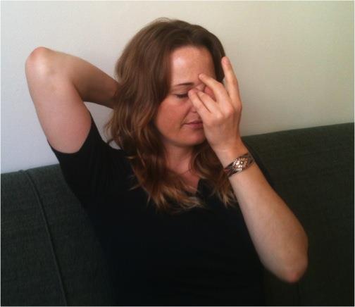 3. bask noktas burun kemerinizin st, gzlerinizin aras: Bir dakika boyunca bu blgeye hafife bask uygulayn. Bu zellikle sinslerin iltihaplanmasn ve kurumasn engellemek iin faydaldr.