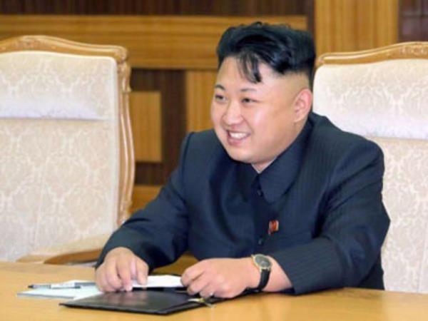 Bildiimiz ey Kim ll-sung Askeri niversitesi'nde eitim ald ve babasnn yannda yetitii. 2011 ylnda babasnn vefatnn ardndan baa gelen Kim Cong-n, koyu bir Chicago Bulls taraftar.