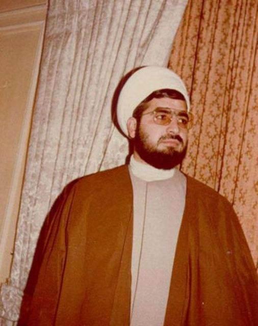 Hasan Ruhani, ran Devlet Bakan    Tahran niversitesi'nde yarg hukuku eitimi aldktan sonra, Ruhani ah kart, Humeyni yanda gezilere katld.