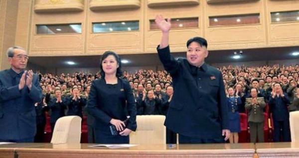 Dennis Rodman' ok seven devlet bakan, basketbolcunun Kuzey Kore'ye yapt bir ziyaret srasnda tant syleniyor...