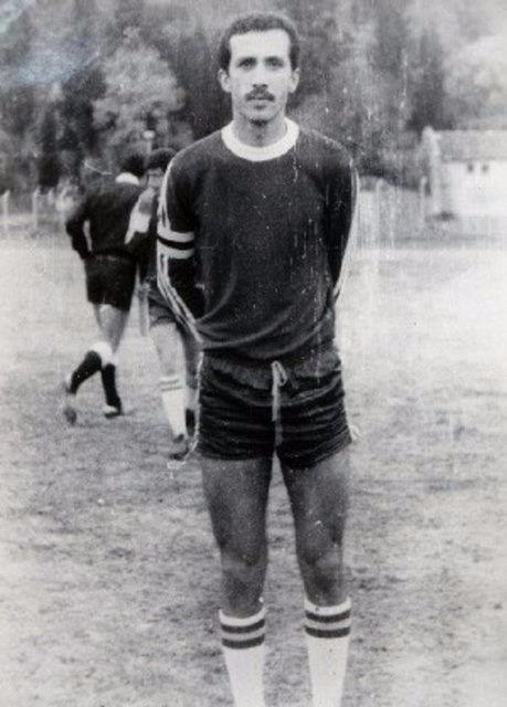 Genlik yllarndan itibaren sosyal hayat ve siyasetle iice bir yaam tercih eden Erdoan, disiplinli ekip almasnn ve takm ruhunun nemini kendisine ok gen yalarda reten futbolla 1969-1982 yllar arasnda amatr olarak ilgilendi.