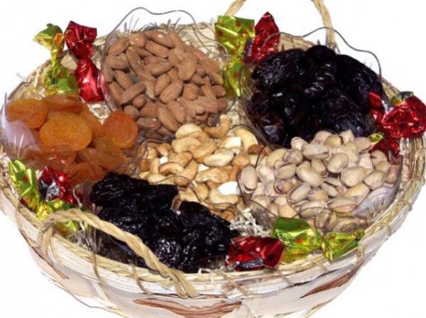 Badem ve kuru meyveler: A��zda temizleyici etkiye sahip olup, di� �zerindeki plak olu�umunu azalt�r. Di� eti sa�l��� a��s�ndan �ok �nemlidir.