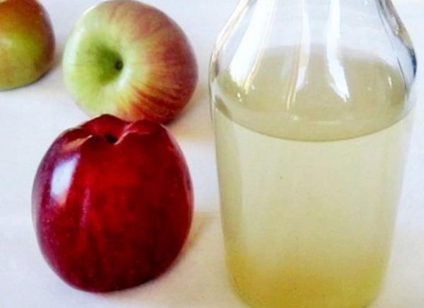 Elma sirkesi ve limon suyu: Beyazlatmada faydal� olan bu do�al �r�nler s�k kullan�ld�klar�nda di� minesine zarar verip, ��r�k olu�umunun h�zlanmas�na yol a�abilir. Bu nedenle dikkatli kullan�lmal�d�r. En sa�l�kl� beyazlat�c� �r�nler ise do�al lifli �r�nlerdir. Di�leri leke yapan bakterilerden temizleyip a��z ve di� sa�l���nda �nemli rol oynar. Bunlar elma, havu�, karnabahar ve armut olarak say�labilir.