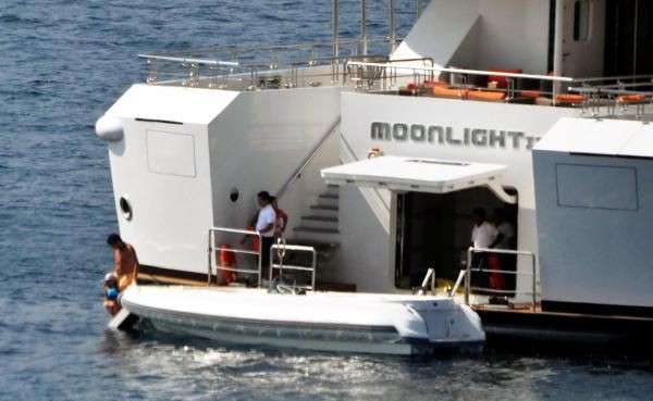 inde iki kral dairesi, alt suit oda, 10 master kabin bulunan 36 yatak kapasiteli yatta, ayrca ak ve kapal yzme havuzu, fitness ve spor merkezi, sauna, sinema, su sporlar merkezi ile mini denizalt da yer alyor.