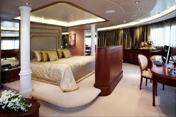 Ad renilemeyen ve Kazakistan vatanda olduu belirtilen bir iadamnn iki ocuu ve ei ile tatil yapmak iin yat  haftalna kiralad renildi.